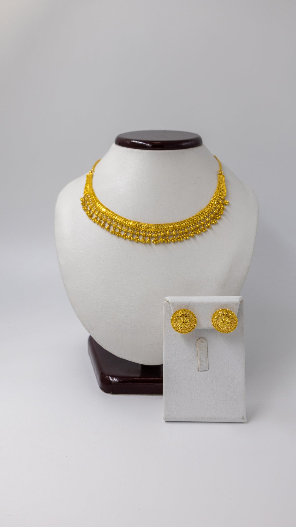 22k Gold Necklace set with elegent studs