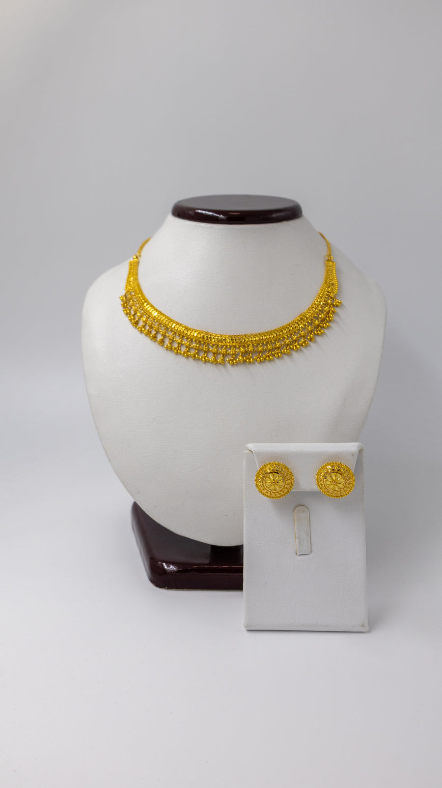 22k Gold Necklace set with elegent studs